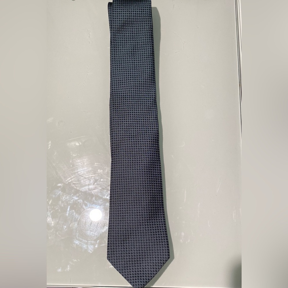 Thin tie in new condition.